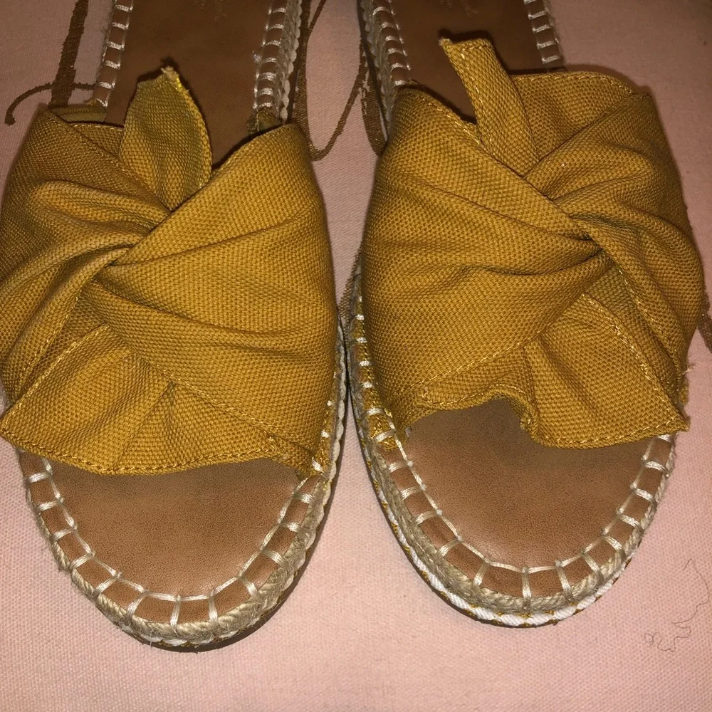 Flat espadrille cloth sandals. - Picture 3 of 5